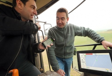 Eric Hamot (i), un cultivador de cerales, habla con Olivier Descroizette, ingeniero, en Feuges, Francia el 17 de febrero de 2015. Foto: AFP. tecnología y agricultura