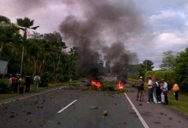 Bloqueo de vías, capturas y lesionados, deja paro agrario en su segundo día. Foto: @DayizGarcya1 paro agrario con bloqueo de vías