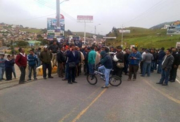 Lecheros y paperos bloquean la vía que conecta al municipio de La Calera con Bogotá. Foto: @lexygaray. Paro agrario nacional