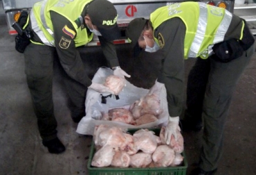 La Polfa también denunció que en cada trayecto se usan al menos 2 veces las guías expedidas por el ICA. Foto: areacucuta.com. Contrabando carne de pollo