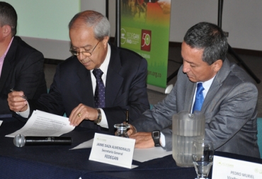 Jaime Daza (i), secretario general de Fedegán y Herny Vanegas (d), gerente general de Fenalce, oficializan el convenio. Foto: CONtexto ganadero. Convenio Fedegán y Fenalce.