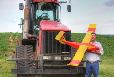 Robert Blair, un agricultor de Idaho, EE.UU., acaba de construir su propio dron. Foto: Cortesía - La Tercera. Drones para el campo