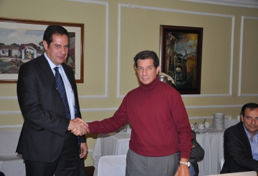 Juan Daniel Pérez y José Félix Lafaurie firmaron el convenio entre los dos gremios. Foto: CONtexto. Fedegán y Fedepapa