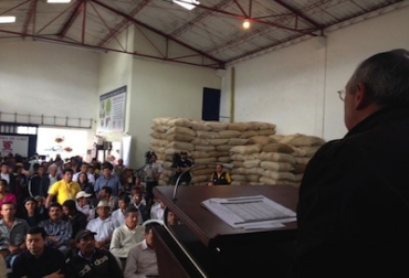 A pesar del nuevo sistema, Dignidad Cafetera sostiene que el método no es suficiente. Foto: MinAgricultura. Entrega subsidios a cafeteros