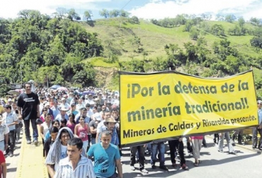 Los manifestantes se congregan en vías nacionales de todo el territorio colombiano. Foto: @PoloDemocrático. paro de mineros en Colombia