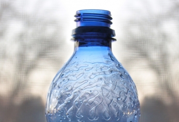 Expertos sugieren reciclar las botellas para que sean las mismas empresas quienes las procesen. Foto: CONtexto ganadero. Botella de plástico