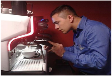 Ronald Valero, barista de las Tiendas Juan Váldez, representará a Colombia en el Mundial de Melbourne. Foto: Fedecafé Fedecafé en Feria Internacional de Mlebourne
