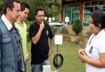 Este dispositivo permite medir variables como temperatura ambiente, humedad del aire, radiación solar, humedad del suelo, dirección y velocidad del viento. Foto: Cortesía LaNación.com.co La agricultura inteligente y sostenible es la apuesta del SENA