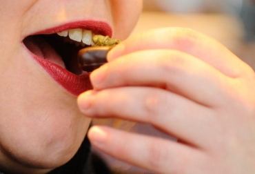 Una mujer comiendo un bombón con un insecto en una chocolatería de Villers-les-Nancy, noreste de Francia, en octubre. Foto: AFP/Archivos Jean-Christophe Verhaegen. insectos como alimento