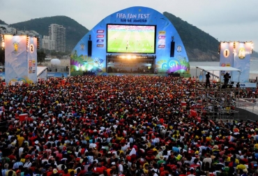 Hinchas de Chile y España ven el partido de ambas selecciones en la playa de Copacabana en Rio de Janeiro, el 18 de junio de 2014. Foto: AFP / Tasso Marcelo. Agricultura brasil