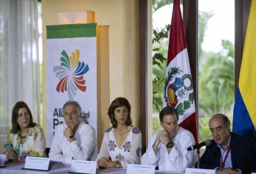 (De izquierda a derecha) Los ministros de relaciones exteriores: Eda Rivas de Perú, Heraldo Benjamín Muñoz de Chile, María Ángela Holguin de Colombia y Antonio Meade de México, escuchan al director de la Bolsa Mexicana de Valores Luis Tellez, durante una conferencia de prensa en el primer día de la IX cumbre, abierta al diálogo con el Mercosur propuesto por Chile, en Punta Mita, Nayarit, México, el 19 de junio de 2014 © AFP Alfredo Estrella Alianza del Pacífico