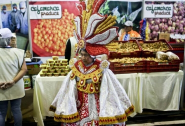 Una mujer viste un traje tradicional en la feria gastrónimica Mistura, la mayor de Latinoamérica, el 4 de setiembre de 2014 en Lima. Foto: AFP / Ernesto Benavides. slow food carlos petrini alimentos tesosros