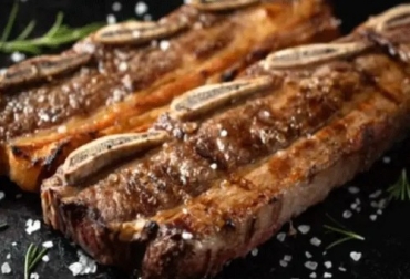 La jugosidad y terneza varían inversamente con las pérdidas de agua por cocción, es decir, mayor pérdida de agua menor jugosidad y terneza. carne dura mejora con mas coccion