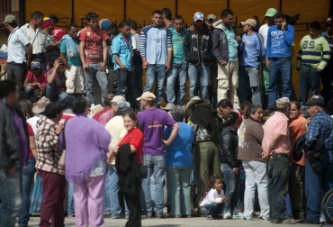 Fotografía de un grupo de campesinos desplazados en un parque de Santa Rosas de Osos, en el municipio de Antioquia, Colombia. RAUL ARBOLEDA / AFP Fotografía de un grupo de campesinos desplazados en un parque de Santa Rosas de Osos, en el municipio de Antioquia, Colombia. RAUL ARBOLEDA / AFP