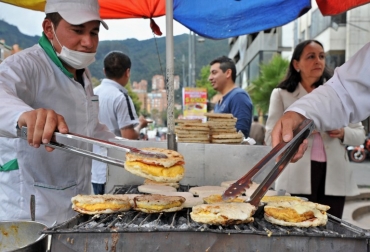 Mmuchos se ganan la vida en Bogotá vendiendo desde café, agüitas aromáticas y jugos hasta arepas con huevo. Foto: AFP. desayunos callejeros bogotá