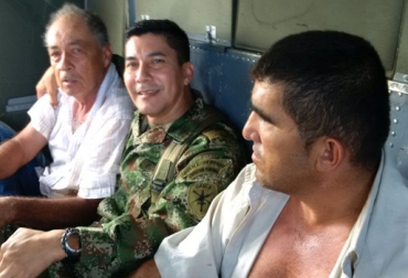 Alfredo Barragán (i), coronel Andrés Quintero, comandante del batallón Ricaurte del Ejército (c) y Óscar Yeñez (d), fueron trasladados desde el lugar de los hechos hasta Bucaramanga. Foto: Coronel Andrés Quintero. Ganadero liberado