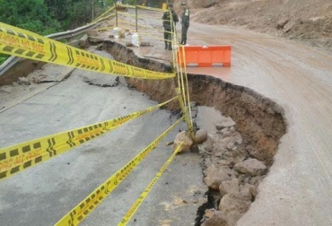 El hundimiento de la banca se presentó en el kilómetro 80, en la vía que une a Florencia con el Huila. Foto: @GobCaqueta. Derrumbe Caquetá