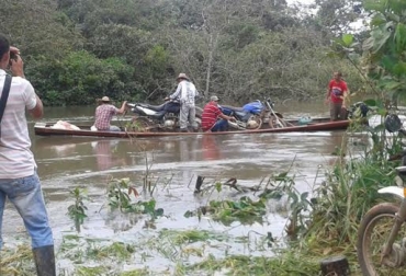 Las motos y los insumos para el agro deben ser transportados en chalupas y pequeñas embarcaciones, ante la crecida de los ríos. Foto: Aldemar Gavilán Reina. invierno guaviare