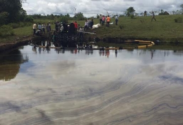 Empresarios bovinos y piscícolas son los más afectados con el desastre generado por las Farc. Foto: CONtexto ganadero. derrame de petróleo