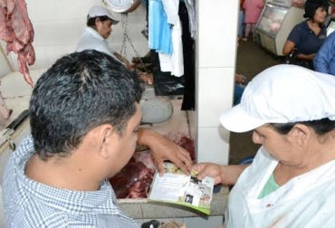 Las cartillas explican conceptos básicos sobre la calidad de la carne y la vestimenta que deben usar quienes la comercializan. Foto: Alcaldía de Arauca. Capacitaciones Arauca