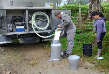 La cooperativa ha seguido comprando la leche al mismo precio, a pesar de que la industria ha disminuido el valor de compra. Foto: Unilac. Unilac La Unión