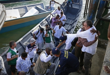 • El Ministro de Agricultura, Aurelio Iragorri Valencia, se reunió en Tumaco con pescadores y productores afectados por el derrame de petróleo de hace algunos meses. Foto: MinAgricultura. sector agropecuario de Nariño minagricultura
