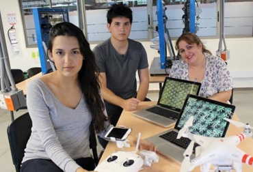 Jhany Zulyma Miserque Castillo (i), Rubbermaid Laverde Díaz (c) y Claudia Leonor Rueda Guzmán (der.) lideraron la investigación. Foto: UPB Bucaramanga. Drones para contar palmas