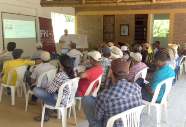 Ganaderos de Puerto Berrío asistieron a un taller sobre aplicación de biológico organizado por Fedegán-FNG y Coregán. Foto: Javier Saldarriaga. Puerto Berrío, Antioquia, Vacunas, Aplicación de biológicos, Manipulación de vacunas, Red de frio para vacunas, Buenas Prácticas Ganaderas, BPG, .fedegán, .contexto ganadero