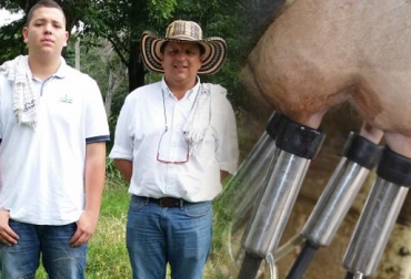 El propietario de la finca Los Limones, Javier Naranjo (der.), trabaja con ordeño mecánico en su finca. Foto: Javier Naranjo / CONtexto ganadero Cartago, Valle del Cauca, Hacienda Los Limones, Cogancevalle, Cooperativa de Ganaderos del Centro y Norte del Valle, Asociación de Ganaderos del Norte del Valle, Asoganorva, Reconocimiento, Lechería especializada, Taller de lechería especializada, Brahman, .contexto ganadero