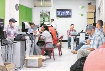 Los productores deben esperar pacientemente mientras les entregan la guía de movilización y el bono de venta. Foto: Tomada de El Meridiano de Córdoba. Guías de movilización ica Colombia