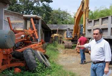 El alcalde Gustavo Vélez Román encontró maquinaria inservible y chatarra en los talleres del municipio. Foto: www.tulua.gov.co Tuluá, Valle del Cauca, Maquinaria amarilla, Alcaldía de Tuluá, Secretaria de Hábitat de Tuluá, maquinaria amarilla, retroexcavadoras, motoniveladores, buldozeres, volquetas, vías terciarias, CONtexto ganadero