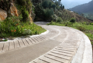 La Gobernación invirtió para construir vías en placa huella, como esta ubicada en una pendiente del municipio de Zipacón. Foto: Gobernación de Cundinamarca. Cundinamarca, Rionegro, Ubaté, Pacho, Yacopí, La Palma, Paime, Zipaquirá, Villapinzón, Caparrapí, Vías terciarias, Vías terciarias en Cundinamarca, Avenida Longitudinal Occidente, ALO, Ruta del Sol, Estado de las vías terciarias, Estado de las vías terciarias en Cundinamarca, Estado de las vías terciarias en Cundinamarca 2015, Placa Huella, Instituto Nacional de Vías, Invías, Gobernación de Cundinamarca, CONtexto Ganadero, ganaderos Colombia, ganadería en Colombia