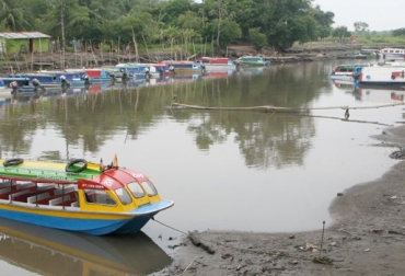 El bajo nivel del río Magdalena ha paralizado la navegación de barcas que transportaban ganado e insumos. Foto: barrancabermejavirtual.net Antioquia, Puerto Berrio, Río Magdalena, transporte por el río Magdalena, alimento para bovinos, movilización de Ganado, Sequía, bajo caudal del río Magdalena, afectaciones por la sequía, temporada de calor, afluentes del río Magdalena, Mezclagán, alimento para el ganado, CONtexto ganadero, ganaderos colombia, ganadería colombia