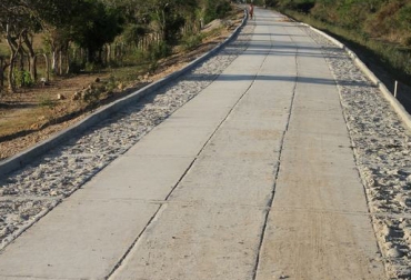 Esta es la primera placa huella de la depresión momposina, y es la carretera que va desde la RInconada a Pozuelo. Foto: Alcaldía de Mompox. Bolívar, córdoba, Sucre, Vías terciarias en Bolívar, Vías terciarias en Córdoba, Vías terciarias en Sucre, Instituto Nacional de Vías, Invías, Gobernación de Bolívar, Gobernación de Córdoba, Gobernación de Sucre, Vías terciarias, Mompox, San Juan Nepomuceno, Cereté, Planeta Rica, Montelíbano, Rinconada, San Pelayo, Cotorra, Lorica, Montería, CONtexto ganadero