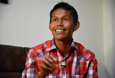 Miguel Ramos, el joven de la etnia tikuna que encarna a Manduka, el asistente de Koch-Grünberg, nació hace 27 años en Nazaré, cerca de Leticia, la capital colombiana en el Amazonas. Foto: AFP. Miguel ramos abrazo de la serpiente