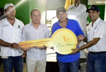 El mandatario anterior, Juan Carlos Gossaín, entregó los centros de acopio durante el mes de septiembre de 2015. Foto: @bolivarsiavanza. Centro de Acopio en Bolívar