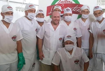 El chef trabajó con los operarios de la fábrica Lácteos La Caqueteña ubicada en San Vicente del Caguán. Foto: Cristian Escobar. Mark Rausch Quesos caquetá