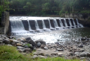 El bajo cauce del río Quindío es una muestra del impacto del cambio climático en el departamento. Foto: Comité de Ganaderos del Quindío. Mesas sectoriales de cambio climático del Quindío, Quindío, Ministerio de Medio Ambiente, Gobernación del Quindío, Corporación Regional del Quindío, CRQ, alcaldía de Armenia, las Empresas Públicas de Armenia, Comité de Ganaderos del Quindío, Universidad La Gran Colombia, Asociación de Industriales de Colombia, ONGs ambientales, impacto del cambio climático en Colombia, soluciones para mitigar cambio climático, ganadería mitiga cambio climático, sistemas silvopastoriles, Buenas Prácticas Ganaderas, CONtexto