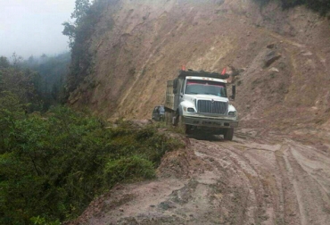 Los ganaderos boyacenses comenzaron a sufrir los deslizamientos de tierra ocasionados por las lluvias. Foto: @elguayatunoinfo. Boyacá, La Uvita, Socha, Buenavista, Coper, Muzo, La Victoria, Quípama, Chivor, Guayatá, San Luis de Gaceno, Santa María, lluvias Boyacá 2016, derrumbes, deslizamientos, interrupción acopio leche, transporte de carne, maquinaria amarilla, Consejo Departamental de Gestión del Riesgo de Desastres en Boyacá, CONtexto ganadero, ganaderos colombia