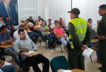 La Policía de Puerto Boyacá sostuvo una reunión con los ganaderos del municipio para socializar el plan contra abigeato y sacrificio ilegal. Foto: Policía de Puerto Boyacá Boyacá, Puerto Boyacá, Magdalena Medio, Asociación Regional de Ganaderos de Puerto Boyacá, Asoregan, La Dorada, Caldas, sacrificio ilegal, Abigeato, sacrificio clandestino Puerto Boyacá, red ganadera, Policía Municipal, Acciones para combatir abigeato y sacrificio ilegal, Copecar, CONtexto ganadero, ganaderos colombia