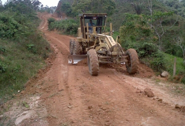Las autoridades departamentales están adelantando obras y moviendo maquinaria para atender las emergencias. Foto: www.amalfi-antioquia.gov.co Antioquia, Caldas, Quindío, Tolima, Eje Cafetero, vías secundarias y vías terciarias, vías afectadas por deslizamientos, planes de Gobernación para atender emergencias viales, Secretarías de Infraestructura, Departamento Administrativo del Sistema de Prevención, Atención y Recuperación de Desastres, Dapard, afectaciones al sector ganadero, mantenimiento y reparación vías secundarias y terciarias, CONtexto ganadero, ganaderos Colombia