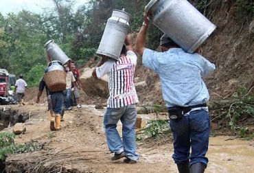 Los campesinos son conscientes de que el arreglo de vías no es la única solución para las problemáticas del sector rural, pero que están seguros que sí sería de gran ayuda. Foto: viva.org.co. Vías terciarias, vías secundarias, mal estado de vías, aumento de costos de producción, ganaderos afectados, CONtexto ganadero