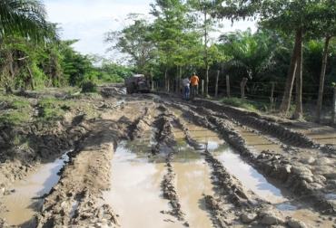 La falta de atención a las vías terciarias sigue siendo uno de los mayores reclamos del gremio ganadero. Foto: CONtexto ganadero Asociación de Ganaderos de Santa Ana, Asogans, Santa Ana, Magdalena, Pacto agrario, incumplimiento pacto agrario, Banco de Maquinaria, tractor, Escasez de alimento bovino, Ministerio de Agricultura, ayudas para los pequeños ganaderos, afectaciones Magdalena Santa Ana Fenómeno de El Niño, ganaderos frustrados con Pacto Agrario, Pacto Nacional por el Agro y el Desarrollo Rural, CONtexto ganadero, ganaderos colombia, ganadería colombia
