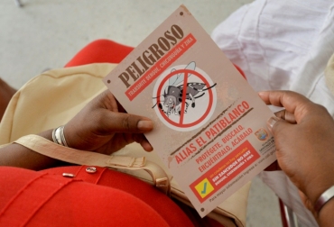 Una mujer sostiene un panfleto con información sobre el mosquito Aedes aegypti, el 17 de febrero de 2016, en Cali. Foto: AFP. zika colombia