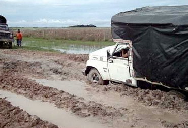 La falta de atención a las vías terciarias sigue siendo uno de los mayores reclamos del gremio ganadero. Foto: www.youtube.com. Vías terciarias, vías secundarias, mal estado de vías, vía Cravo Norte - Arauca, aumento de costos de producción, ganaderos afectados, CONtexto ganadero