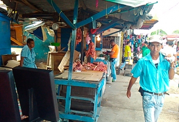 Venta de carne sin condiciones higiénicas y sin refrigeración preocupa sector ganadero de la Costa Atlántica. Foto: CONtexto ganadero. Venta de carne informal en Barranquilla, mercado informal de carne en Barranquilla, venta de carne sin condiciones higiénicas, sector ganadero del la Costa, ganaderos de la Costa, abigeato en la Costa, sacrificio ilegal en la Costa, CONtexto ganadero