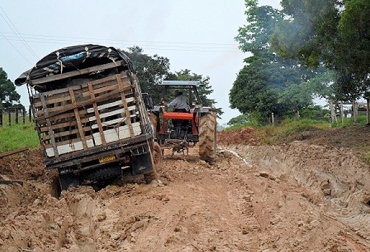 Con la llegada de las lluvias, los ganaderos ya empezaron a reportar carreteras inundadas que dificultan el tránsito de carros y camiones. Foto: CONtexto ganadero Vías terciarias afectadas por lluvias, vías terciarias Colombia, vías terciarias en antioquia, vias terciarias en casanare, vías terciarias en Chocó, Vías terciarias en Caquetá, vías terciarias La Guajira, sector productivo, sector ganadero, reparación a vías terciarias, estado de las carreteras terciarias, CONtexto ganadero, ganaderos colombia