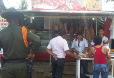 Las autoridades vienen haciendo inspecciones en las carnicerías de la ciudad para evitar que se comercialice carne de contrabando. Foto: @Region5Policia. Abigeato, Robo de ganado, inseguridad arauca, Contrabando, Carne de contrabando, Contrabando en Arauca, venezolanos en arauca, venezolanos ingresando carne, carne de contrabando en Arauca, Frigomatadero de Arauca, CONtexto ganadero, ganadería colombia, salud arauca