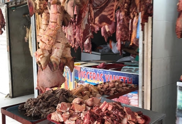 El aspecto de los expendios ubicados sobre la Calle 44 denota la ausencia de higiena y vigilancia. Foto: CONtexto ganadero. Valledupar, famas de valledupar, carnicerías valledupar, ganadería el cesar, Ganaderos del Cesar, consumo de carne en el cesar, calle 44 valledupar, carnicerías la 44 valledupar, Hernán Araújo Castro, Fondo Ganadero del Cesar, CONtexto ganadero, ganadería colombia