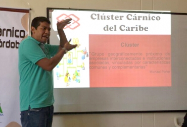 El coordinador del clúster, Paul Rodríguez (foto), explica a los ganaderos en qué consiste la iniciativa. Foto: Paul Rodríguez. Clúster de carne Córdoba 2017, clúster de carne Córdoba ganaderos, clúster de carne Córdoba noticias, socialización clúster cárnico Córdoba, socialización clúster de carne Córdoba, clúster de carne Córdoba Pines Santander, clúster de carne de Córdoba, clúster de carne Córdoba Gobierno, clúster de carne de Córdoba Fedegán, CONtexto ganadero, ganaderos colombia